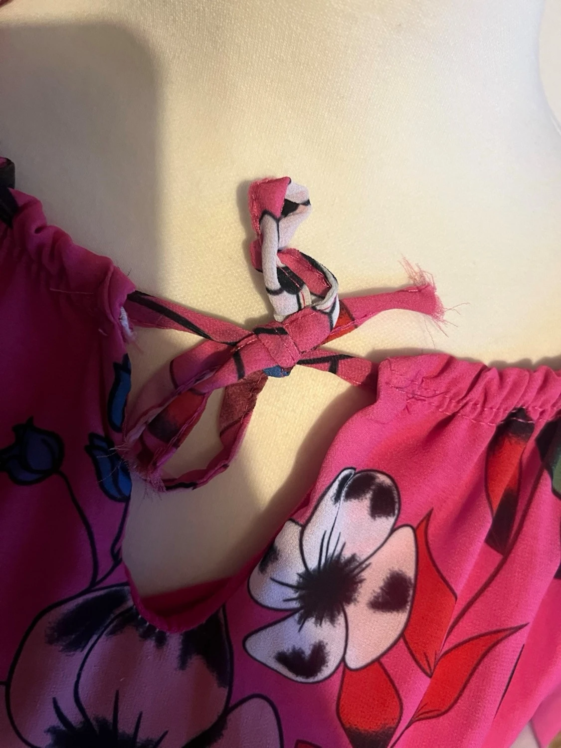 Blommig rosa kortklänning med knyt - 1