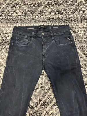 Mörkblå jeans från Replay - Snygga mörkblå jeans från Replay med klassisk femficksdesign och diskreta slitningar. Jeansen har raka ben och detaljer som Replay-logga på fickan och bak vid linningen. Tillverkade i mjukt denimtyg som ger en skön passform. Storlek 31/34. 10/10 i skicket. Hör av er vid eventuell frågor eller funderingar!!
