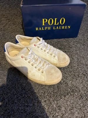 Ralph Lauren skor - Hej! Säljer nu dessa sjukt snygga och sällsynta Ralph Lauren skorna! Storlek 43 Skick 9,5/10 (inprincip helt nya) Ny pris= 1500 kr Säljs för= 699 kr