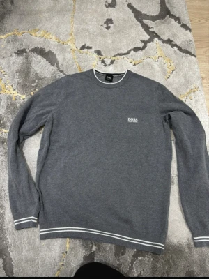 Hugo boss tröja - En Hugo boss tröja i nytt skick inga tecken på användning stil ren och funkar att ha till mycket. Pris diskuteras vid snabbaffär