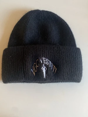 Svart vongreven closet mössa - Svart stickad mössa från Vongreven closet. Klassisk form och mjukt material som håller värmen. Aldrig använd! Pris kan diskuteras!