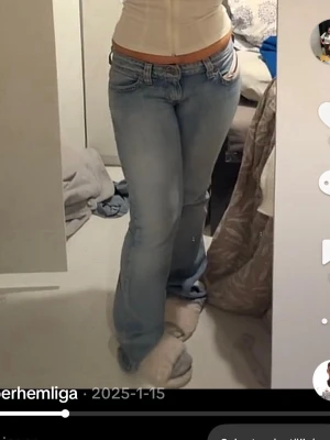 Ljusblåa lågmidjade jeans - Jättesnygga ljusblåa lågmidjade jeans med bootcut ifrån Guess, jättebra skick 