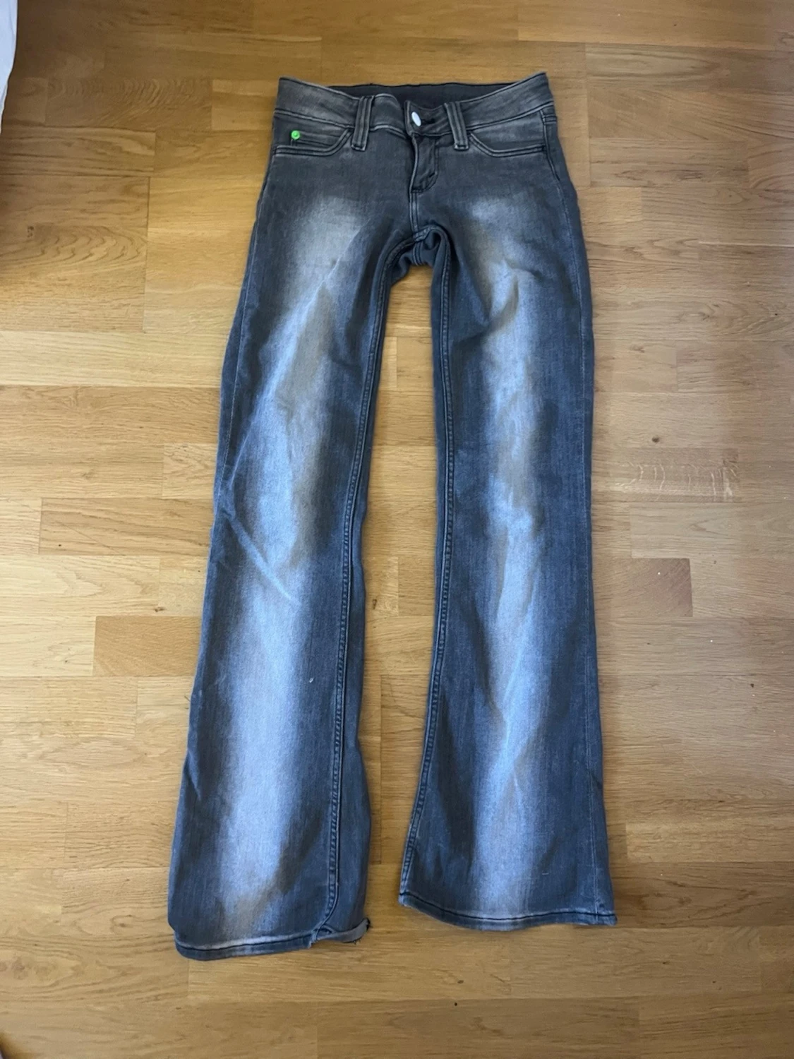 Grå lågmidjade kvarg jeans med utsvängda ben från cheap monday - 1
