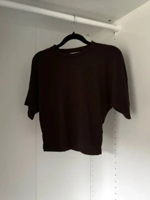 Brun topp  - Använd en gång, så skicket är superbra. Åtsittande midja som blir större upptill.