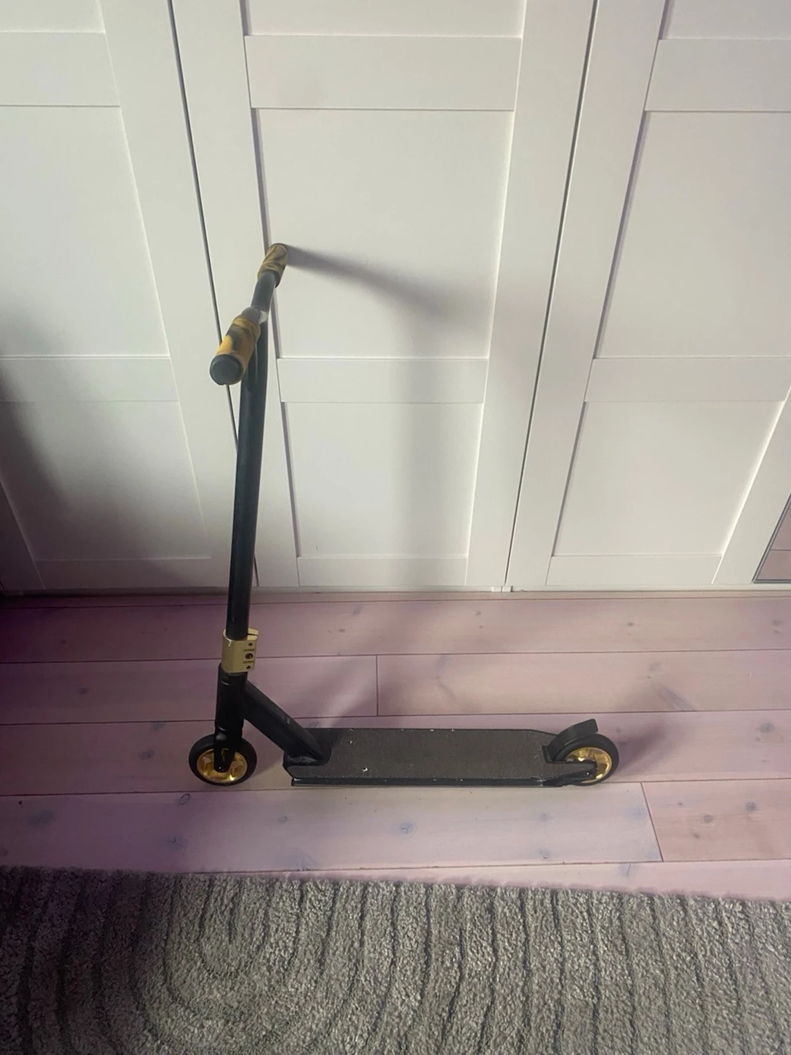 Svart trick sparkcykel med guld detaljer - 1