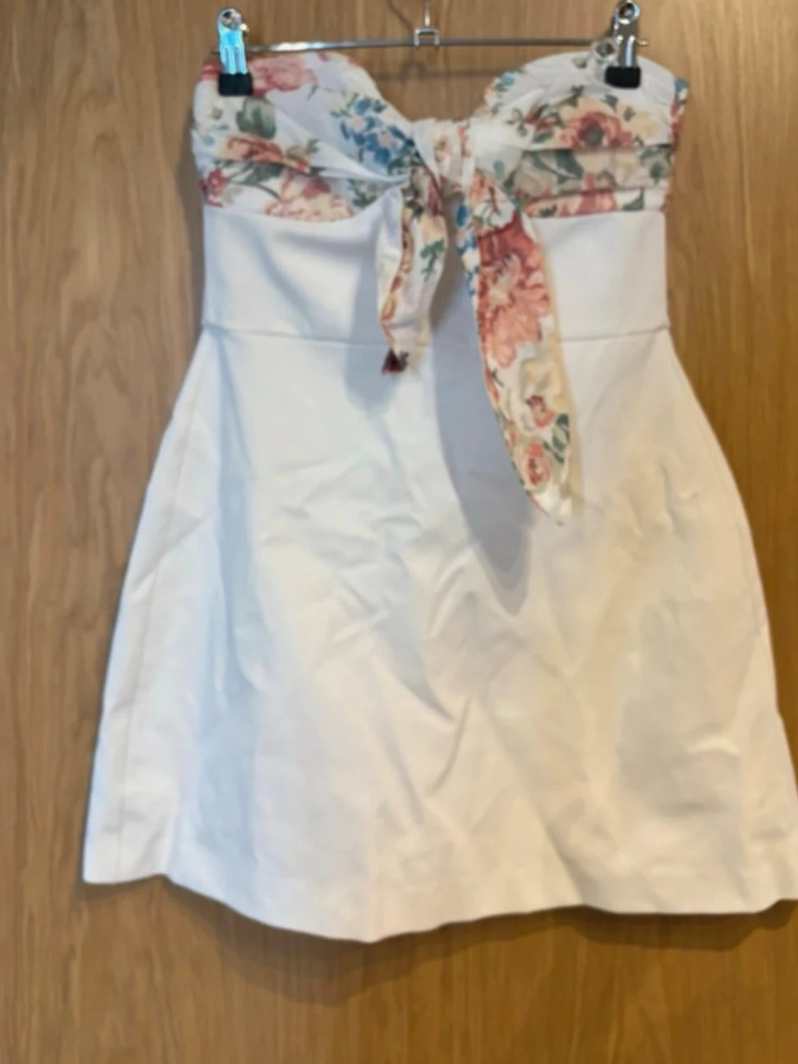 Vit kort klänning med blommig rosett