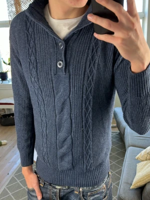 Cardigan stickad mörkblå  - Trendig och stilren, perfekt nu under våren! Mått: A:47 B:48 C:45 D:61 (cm) Skriv vid fundering🤩🤝