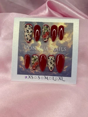 WildCherry (XS);Medium Almond - Snygga handgjorda press-on naglar i en medium mandelform. Setet har en mix av klarröda naglar och naglar med leopardmönster på beige bas, dekorerade med röda hjärtan. XS: 14 mm, 11 mm, 11,5 mm, 10 mm, 8 mm ,handmålade för unik look. (Silver pärlor)