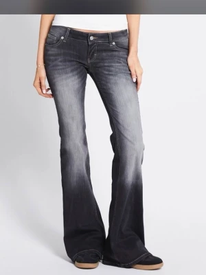 Low waist jeans  - Säljer ett par svarta bootcut jeans med snygga slitningar och tvättade detaljer. Jeansen har låg midja, klassisk femficksmodell och utsvängda ben. Användt de en gång.