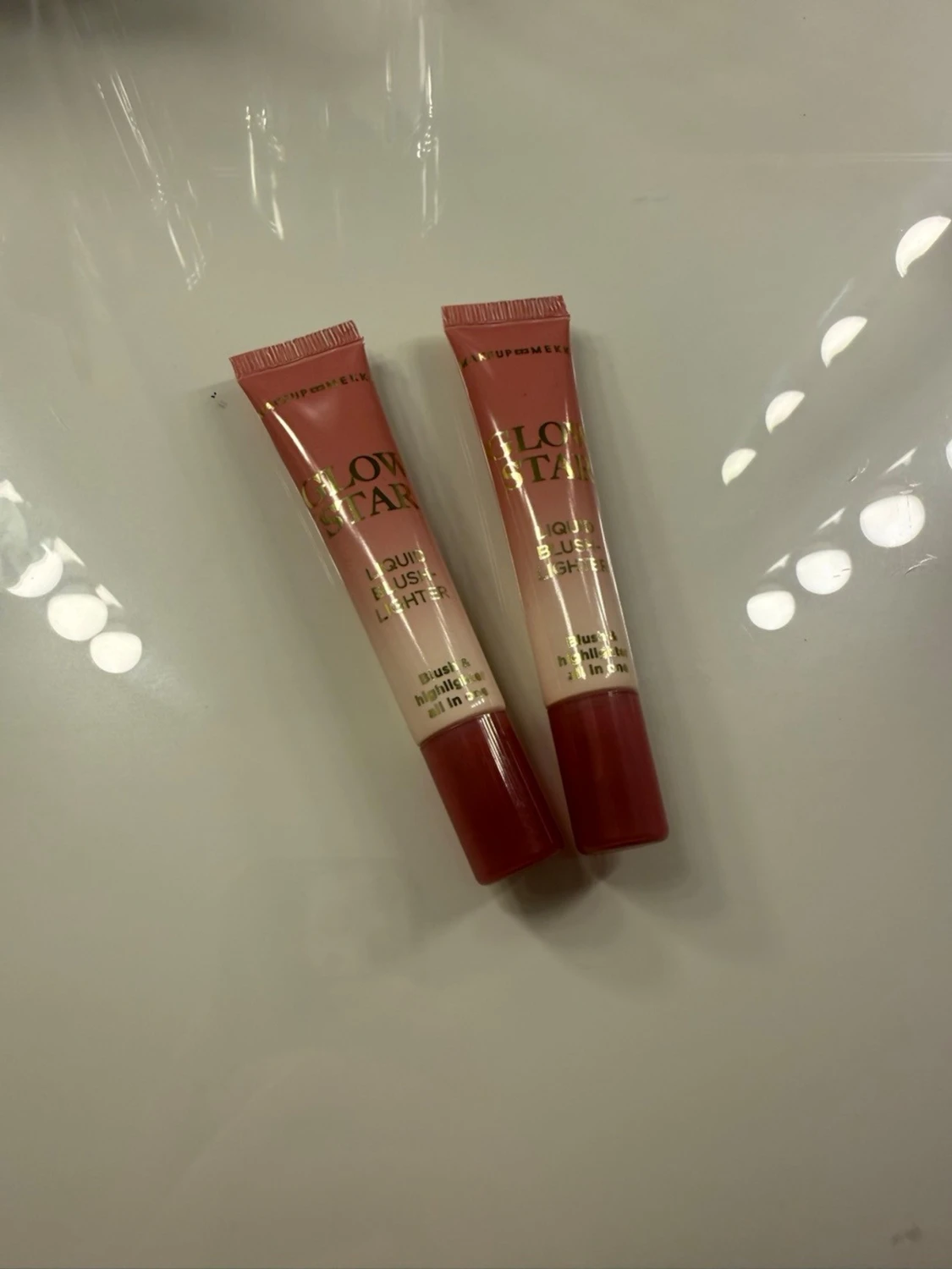 Glow Star flytande rouge från MakeupMekka - 1