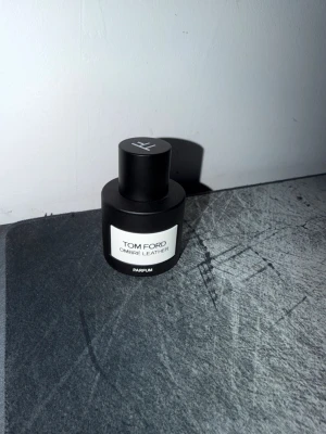 Tomford ombre lether 50 ml  - Säljer en fin doft ifrån  tomford till ett väldigt rimligt pris jag skulle säga att den är inprincip full ny pris ligger imellan 1200-1900