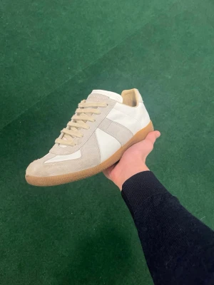 Maison Margiela Gats - Maison Margiela Gats, Storlek 42. Skorna är i nästan nyskick och jag säljer dom eftersom att dom inte passade mig. Köpta skorna begagnade  här på plick för 3299kr för typ en månad sen. Har inte använt skorna en ända gång. Hör av er vid minsta funderingar!