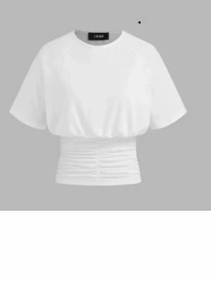 Vit topp med rynkad midja från Cider - Säljer en vit topp från Cider med korta ärmar och rund hals. Toppen har en snygg rynkad och tight midjedel som ger en cool siluett. Perfekt till både jeans och kjol för en trendig look.