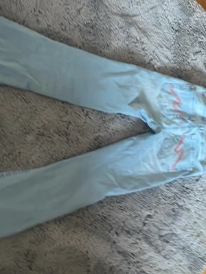 Trendiga Nelly jeans  - Ljusblåa Jeans med en rosa detail på fickorna, jätte fina nu till våren och jätte sköna!