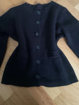Svart stickad kofta med knappar - Mysig cardigan 