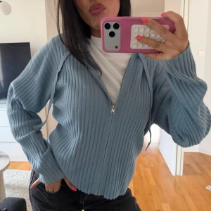 Kashmir tröja med luva  - Super fin lite oversized tröja i kashmir!! Passar XS-S 