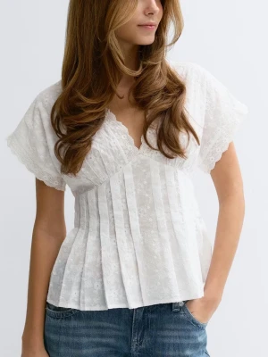 Vit spetsblus med v-ringning - Söt vit blus i spets med v-ringning och korta ärmar🤍🤍🤍 drog precis bort lappen men kände att den var för liten så i nyskick!