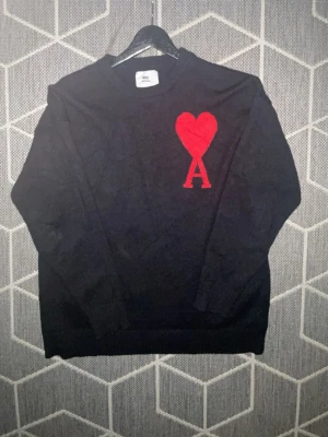 Ami Paris Sweater - Röd och svart, Ami paris, storlek M, Skickar snabbt 💨 Jätte bra skick.