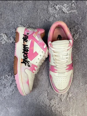 Off-White ”for walking” pink  - Unika off-white sneakers i vitt och rosa med graffiti-liknande texten 'FOR WALKING' på sidan. Skorna har klassisk låg siluett, perforerad tåbox och rosa detaljer. Yttersulan är i gummi och ovandelen i läder. Perfekt för dig som vill sticka ut med streetwear. Pris går att diskuteras!