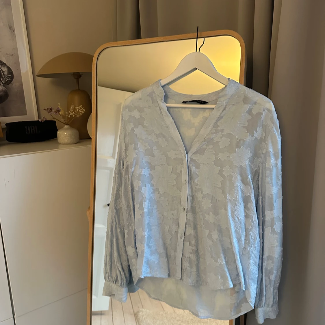 Ljusblå blus med blommönster - 1