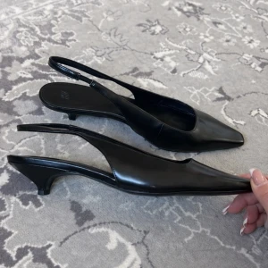 Svarta skor med låg klack - Jäääättefina men aldrig kommit till användning . Klackhöjd 3,5 cm