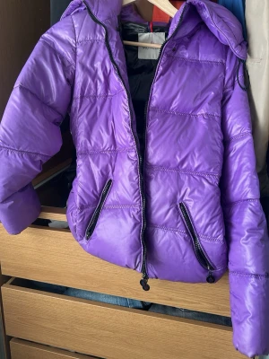 VINTAGE moncler jacka - Köpt på secondhand. Äkta.      Storlek S sitter snyggt ger en fin passform