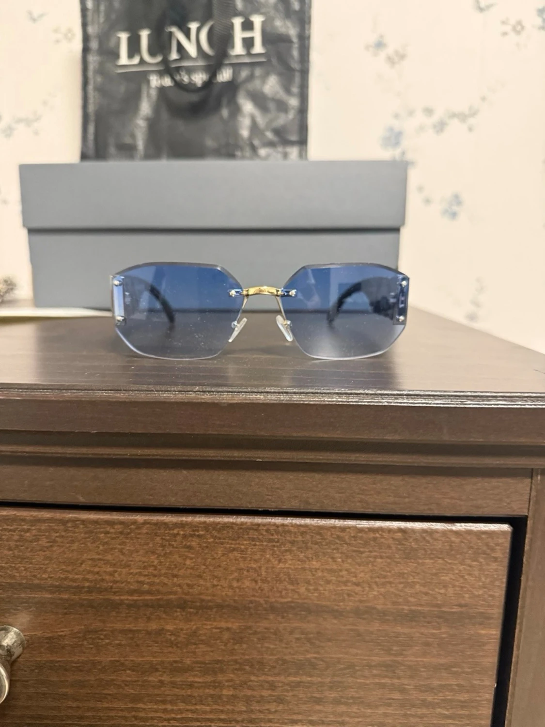 Blå rektangulära solglasögon med gulddetaljer