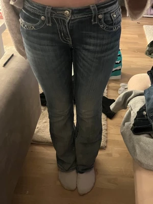 Miss me jeans  - Jätte snygga miss me jeans, midjemått är 36/38 skulle jag säga, dom har tappat en knapp där bak med det är inget man tänker på, jag är 160cm lång och dom är lite långa för mig❤️❤️Orginalt pris 1400kr