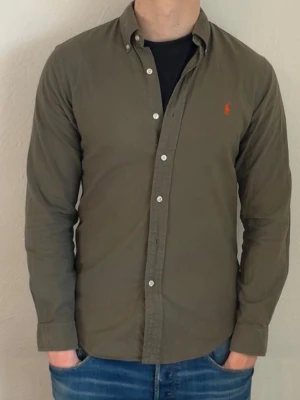 Ralph Lauren skjorta - Fint skick inga defekter. Slim fit S | modellen är 185 cm lång och väger ca 78 kg och den är för liten
