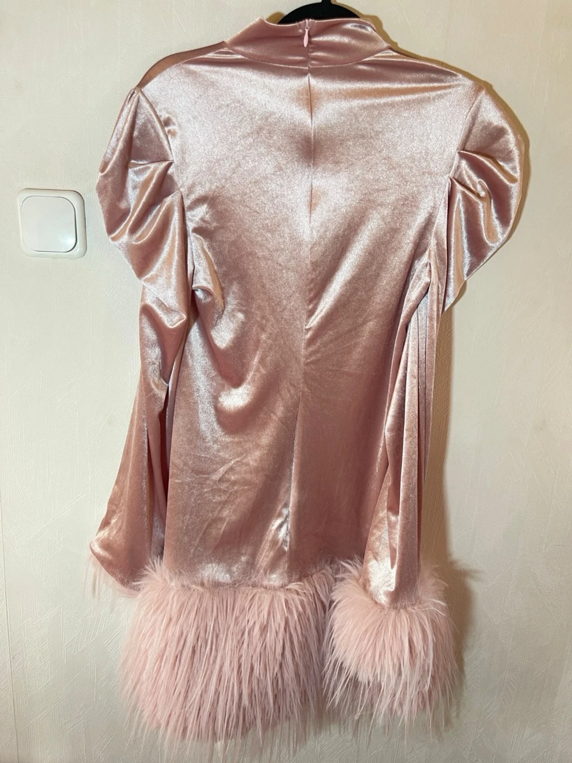 Rosa sammetsklänning med fuskpäls - 3