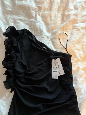 Svart oneshoulder topp Gina Tricot - (Utförsäljning av alla mina kläder, så priset jag lägger ut för gäller, och inget lägre)