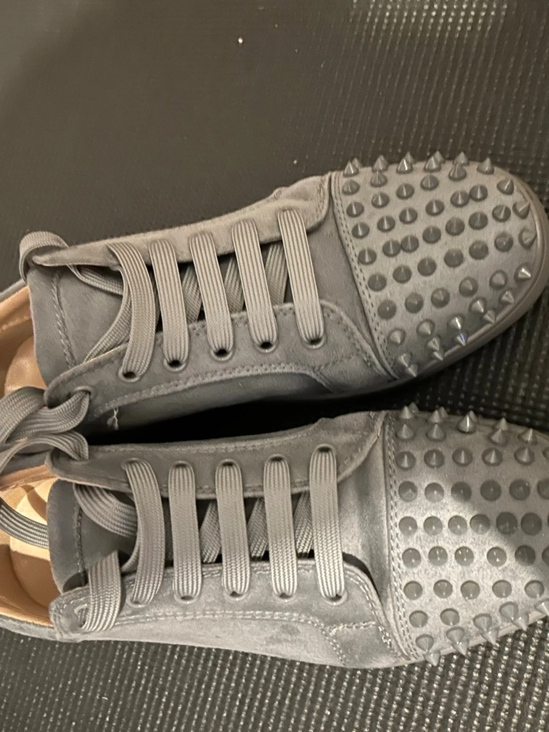 Grå sneakers med nitar