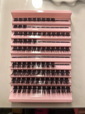 Individuella lösögonfransar mix - Säljer två set med individuella lösögonfransar i olika längder och tjocklekar. Fransarna är svarta, har en naturlig böj och sitter på en rosa plastbricka. Perfekt för att skapa en skräddarsydd franslook. Materialet är syntet. Jag har använt några av dom men finns mer att använda. De andra paketet är mer platta på ögonen de är inte så böjda.