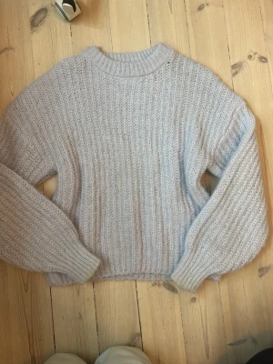 Ljusgrå stickad tröja från C - Mysig ljusgrå stickad tröja från C med bred ribbstickning och rund hals. Aldrig haft på mig heller  