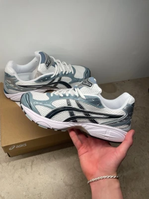 Asics gel Kayano white/Fjord grey - Asics gel Kayano white/Fjord grey | Aldrig använda och boxen kvar | Storlek 44 | Skriv till mig vid frågor!📩