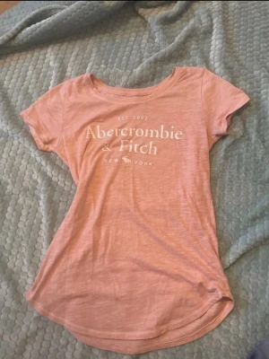 Coral t-shirt Abercrombie & Fitch - Jättefin Korall färgad t-shirt från Abercrombie & Fitch I xs. Kolla gärna på mina andra plagg och skapa en bundle! 🩷 skriv vid frågor🥰