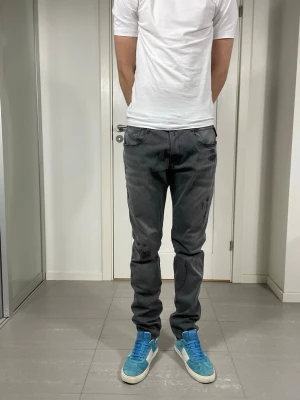 Replay Anbass Jeans  - Säljer nu desss Replay Anbass jeans med snygga slitningar i populär design, W34 o L34, skriv för fler bilder/frågor🙌🏼