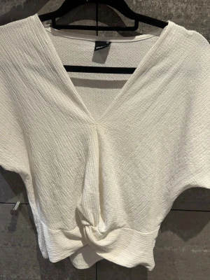 Vit blus från Gina tricot - Söt blus från Gina Tricot❣️