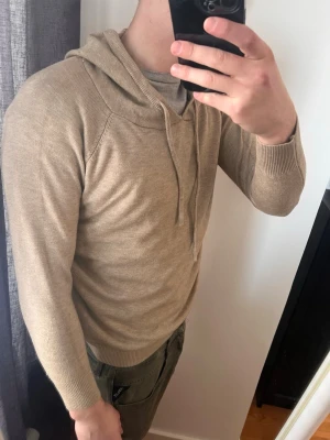 Beige Marinoull hoodie  - Stilren marioull hoodie i storlek S men ganska liten i storleken. Bra kvalité och passar perfekt för vår och sommar. 