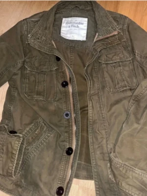 Olive grön jacka Abercrombie & Fitch - Riktigt fet Abercrombie & Fitch jacka för en bra peng. Passar perfekt nu för våren om du vill känna dig riktigt GRISCH! Detta vill du ej missa