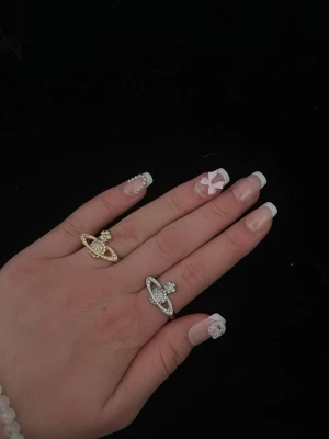 Saturnus ringt i guld och silver  - Helt ny. ONE SIZE. Frakt 29kr. tryck på köp nu!! 🪽✨89kr styck 