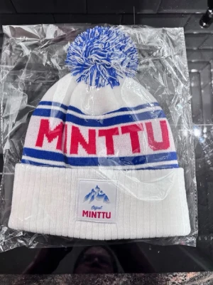 Mössa från Minttu - original såklart  - Snyggaste mössan på after skin. Minttu. Original. Helt ny. 