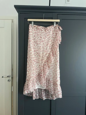 Somrig kjol - xs - Söt sommarkjol i storlek XS, passar S. Är från Vero Moda, jag är 167cm. Använt fåtal ggr är i jättefint skick! 💕