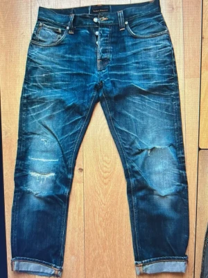 Selvedge Nudie Jeans - Säljer dessa tvärfeta Nudie jeansen som har runt 5 år av wear och sjukt feta fades som har krävt mycket kärlek att få fram. Säljer nu mina fina jeans till någon annan☺️