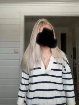 Vit tröja med marinblå ränder H&M - Vit långärmad tröja från H&M med marinblå horisontella ränder och v-ringad hals. Tröjan har en avslappnad passform och är perfekt för en chill look. Tillverkad i mjukt material som känns skönt mot huden.