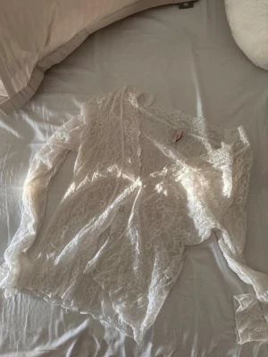 söt blus från Nelly!  - Den är nästan helt ny, använts 1-2 gånger, säljs inte längre på nelly :) köptes för 1 år sen <3 OBS: vet inte varför bilderna blir så konstiga, med rosa färg på vissa ställen, den har inga defekter alls, så för mer tydliga bilder kom dm!!