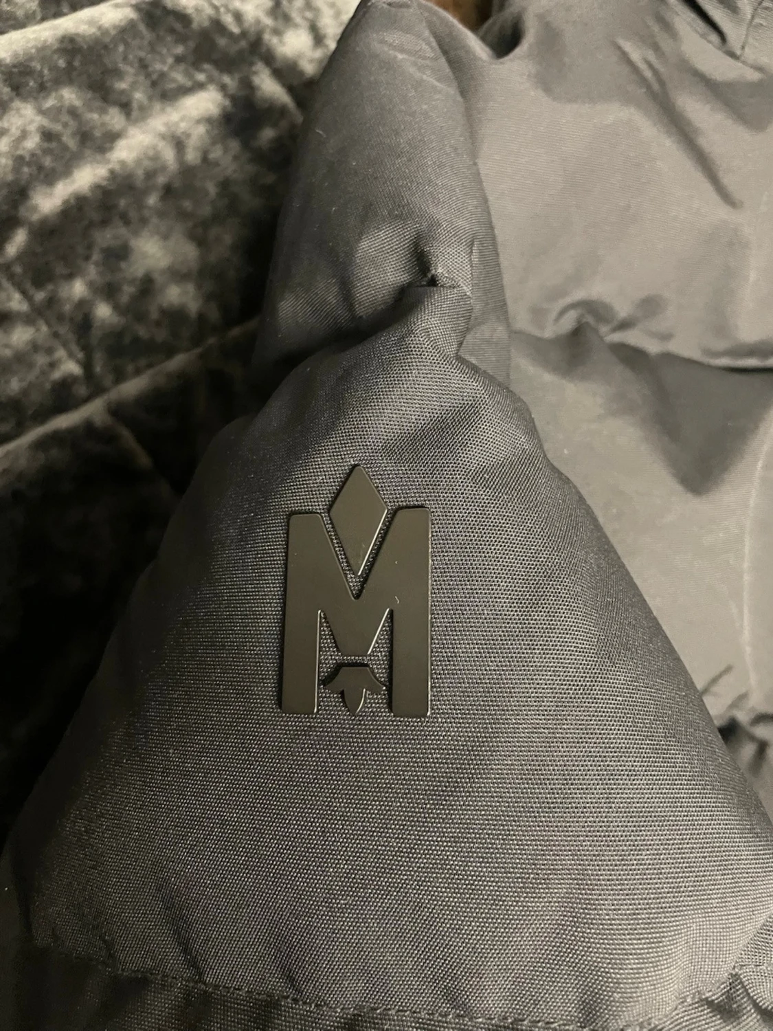 Svart lång dunjacka med pälskant från MACKAGE - 2