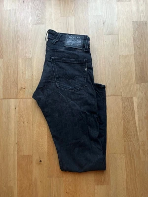 Replay Anbass W29 L32 - Säljer ett par feta Replay Anbass i svart färg. Byxorna är i fint skick, kom PM för fler bilder eller andra funderingar!