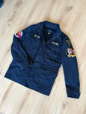 Ralph Lauren field jacka - Säljer en Ralph Lauren field jacka som är i storlek S men sitter lite stort i storleken så sitter mer som S/M! Hör gärna av dig om du har frågor! 