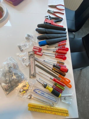 Stort verktygspaket - Stort verktygspaket – perfekt för hem & hobby (billigt!)  Säljer ett komplett paket med blandade verktyg. Perfekt för dig som behöver ett startkit hemma eller till garaget. Innehåller bl.a.: - Skruvmejslar (flera storlekar + bitshandtag) - Avisoleringsverktyg - Tänger & avbitare - Filar - Insexnycklar - Sågblad (Dormer/LENOX) - Skruv, beslag och smådelar Allt i fungerande skick. 💰 Pris: 530 kr Säljes endast som paket.